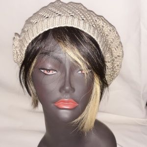 Knitted beret with flower